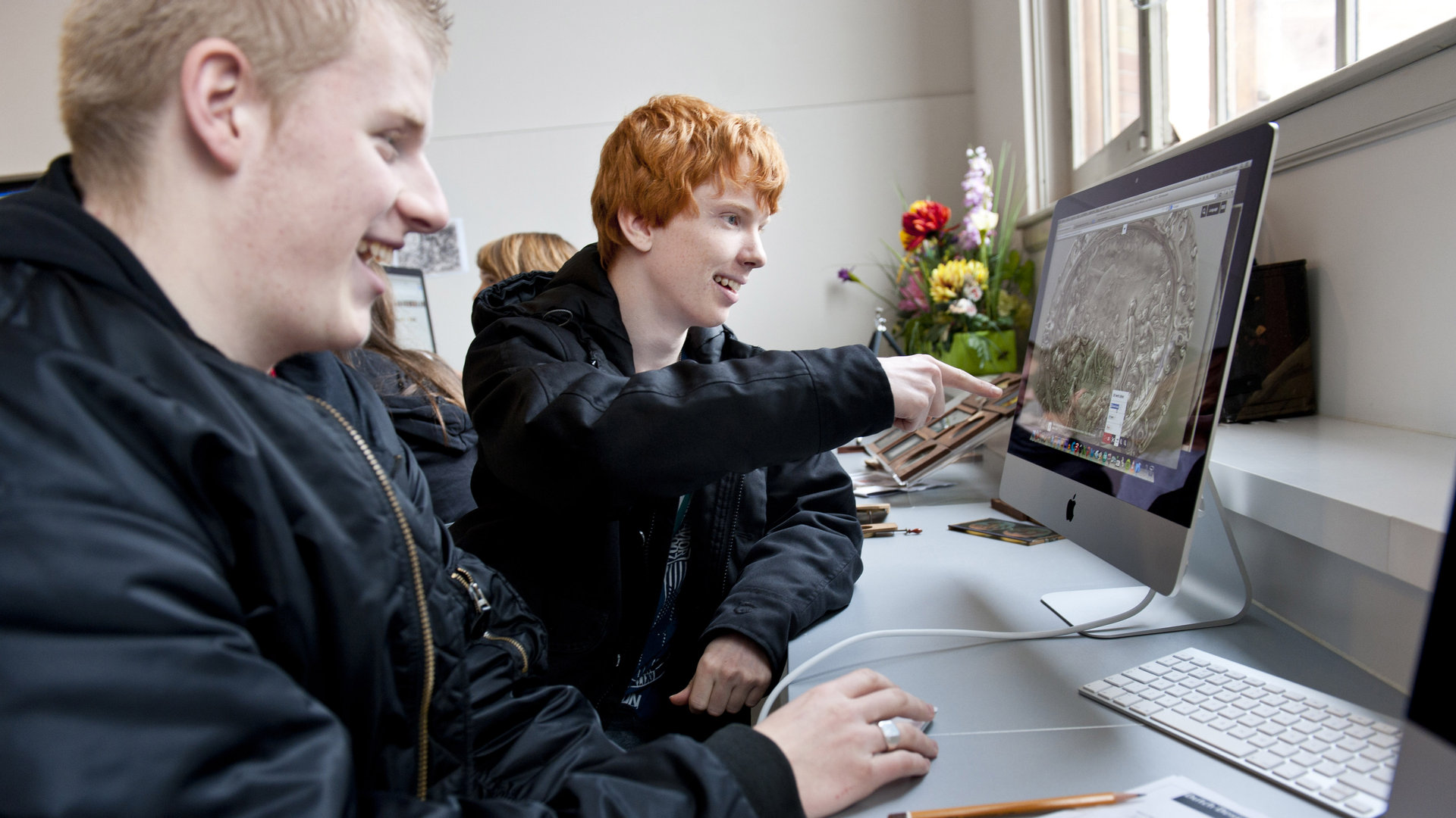 Twee leerlingen achter een computer