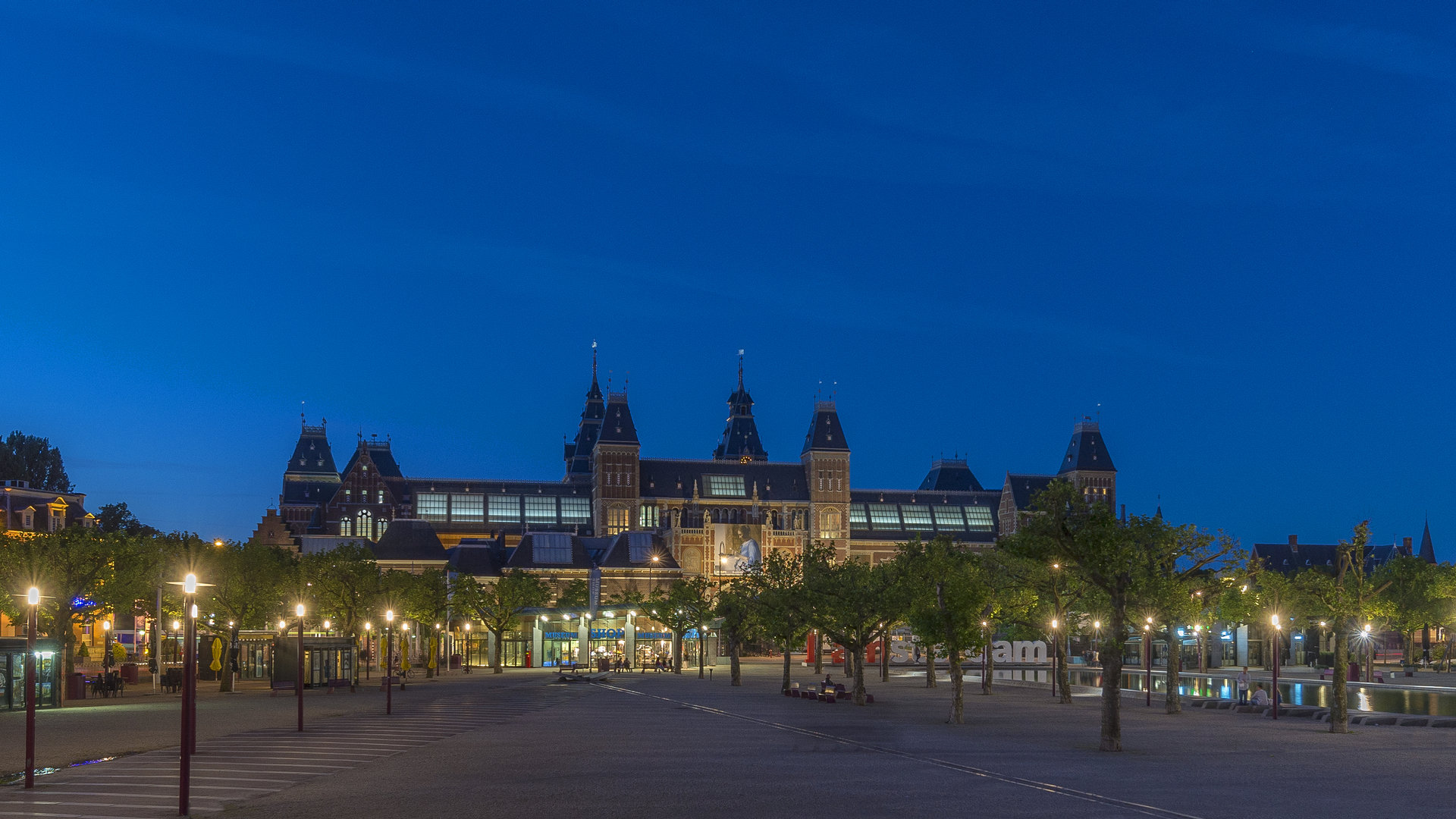 Het Rijksmuseum gezien vanaf het Museumplein