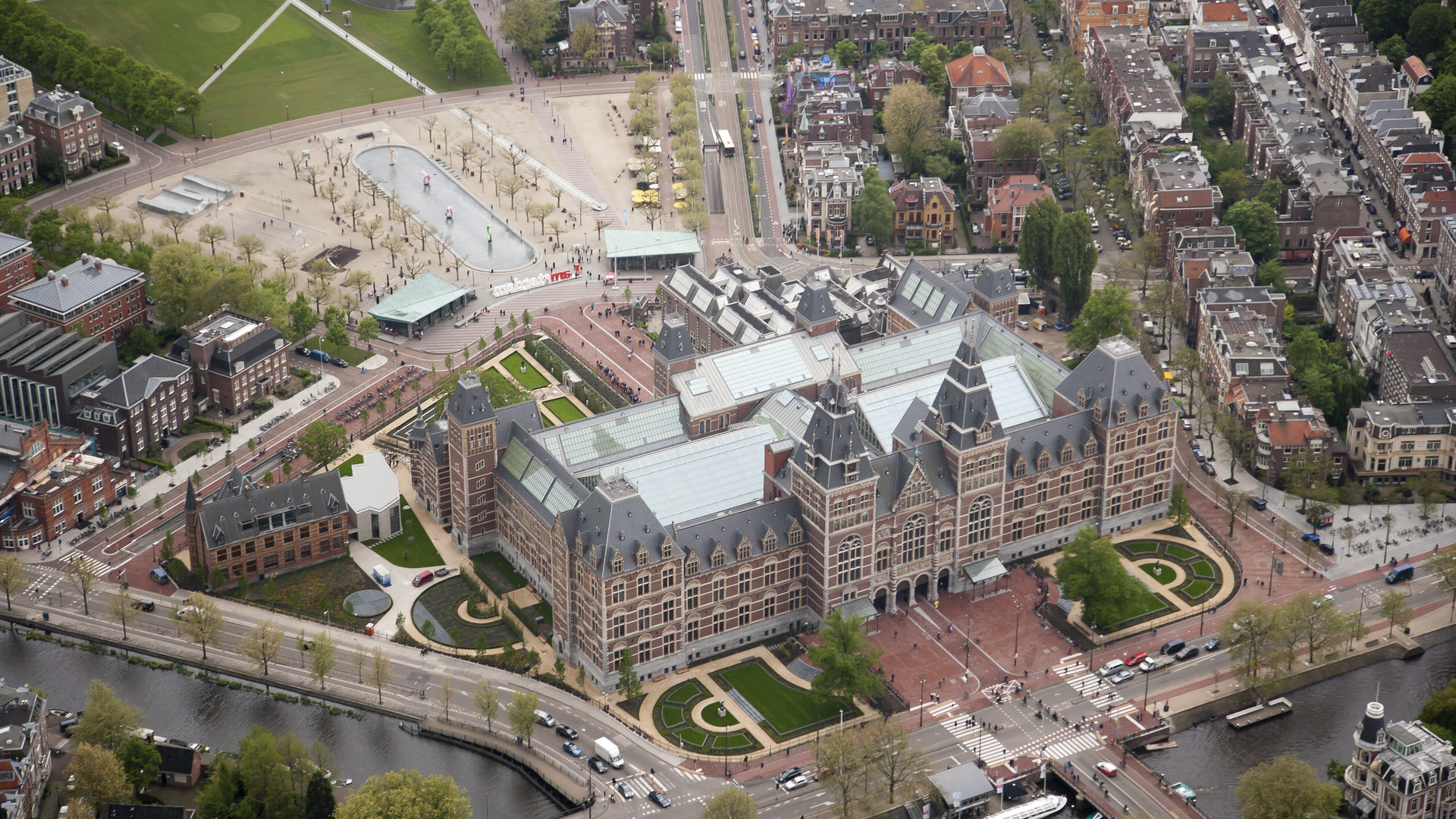 Het Rijksmuseum gezien vanuit een helicopter
